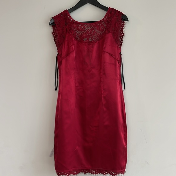 Red lace dress - Picture 8 of 12